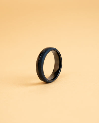 6mm  Ring uit zwart titanium en carbon