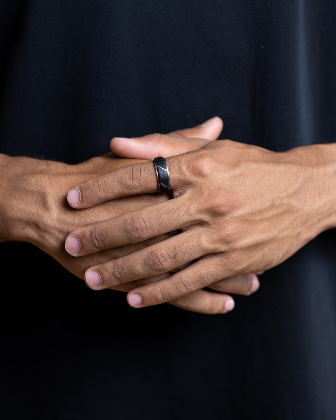 Bague en titane de 8mm avec finition en carbone forgé