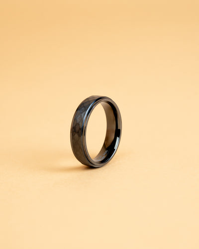 6mm Titanium ring met zwart op zwarte afwerking