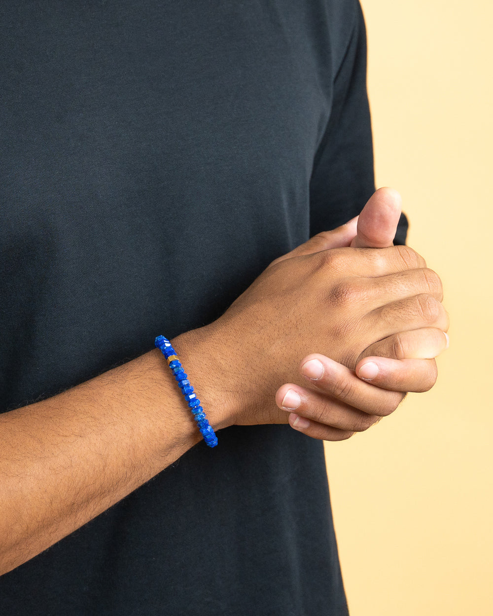 Exklusives Armband mit handgeschliffenem Lapislazuli-Stein und 18-karätiger Vergoldung