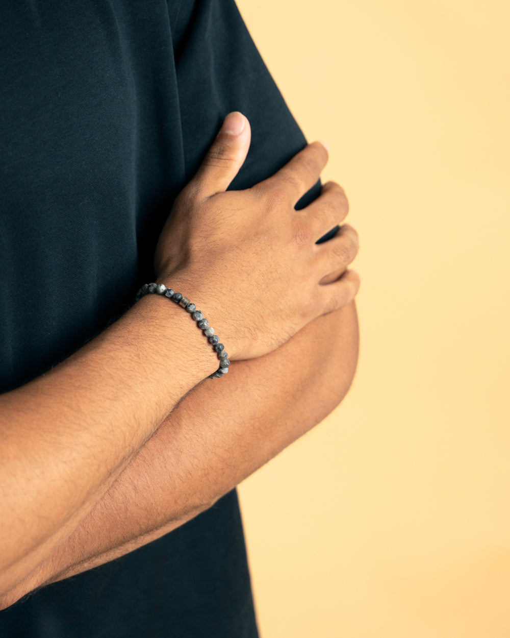 Bracelet avec pierre Larvikite de 6 mm et élément en titane