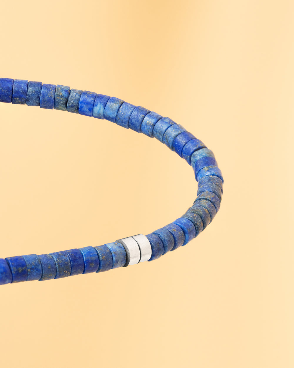 Bracelet 2 mm avec pierres de Lapis Lazuli mat et élément en titane