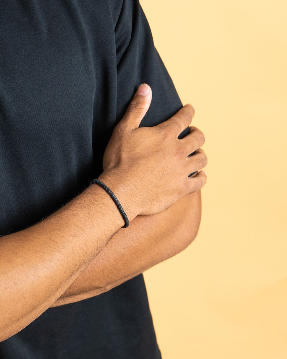 Bracelet 2 mm avec pierres de lave noires et élément en titane