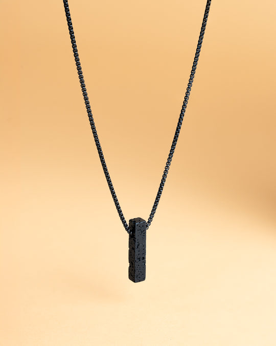 Collier en acier inoxydable avec une pierre de lave noire