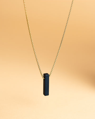 Halskette aus goldenem Edelstahl mit einem schwarzen Achatstein