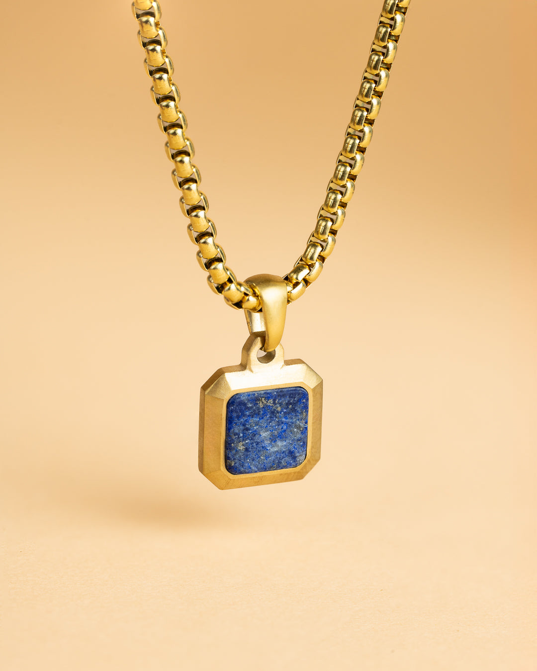 Halskette aus Titan/Stahl mit 18-karätigem Goldfinish und Lapislazuli-Stein