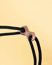 1,5 mm zwarte nylon armband met een bronsgeplateerd koolstofelement