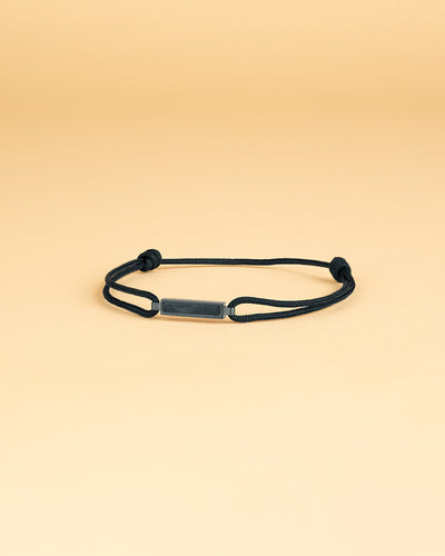 1,5 mm zwarte nylon armband met een zwarte carbonafwerking