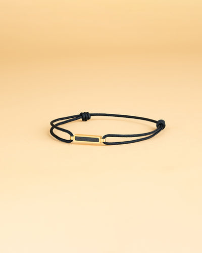 Bracelet en nylon noir de 1,5 mm avec un élément en carbone plaqué or