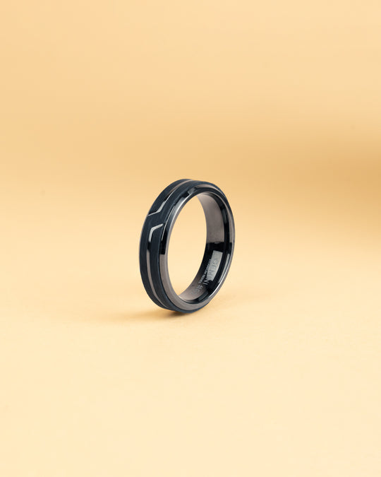 Schwarzer Titanring mit geschmiedetem Carbon-Finish