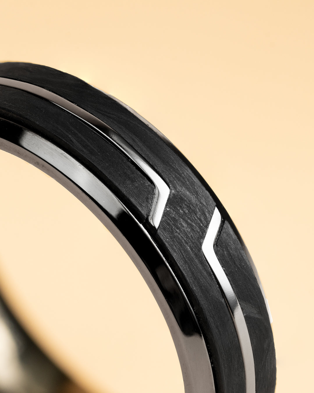 Schwarzer Titanring mit geschmiedetem Carbon-Finish