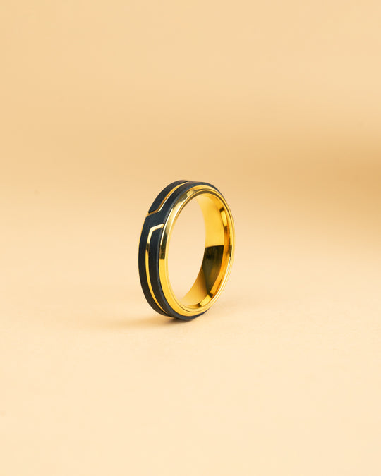 Gold-Titanring mit geschmiedetem Carbon-Finish