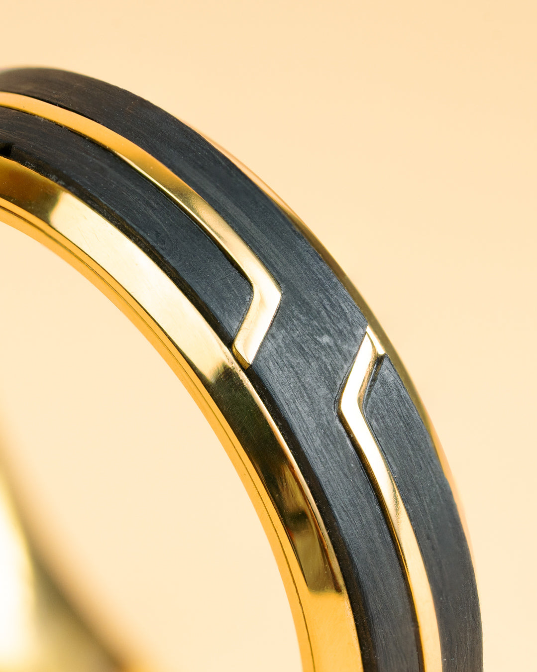 Gold-Titanring mit geschmiedetem Carbon-Finish