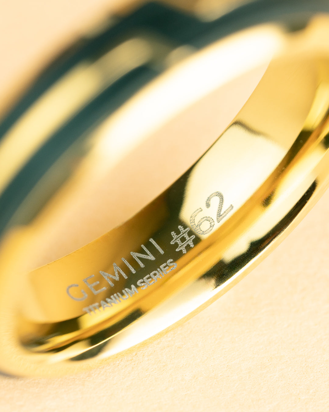 Gold-Titanring mit geschmiedetem Carbon-Finish