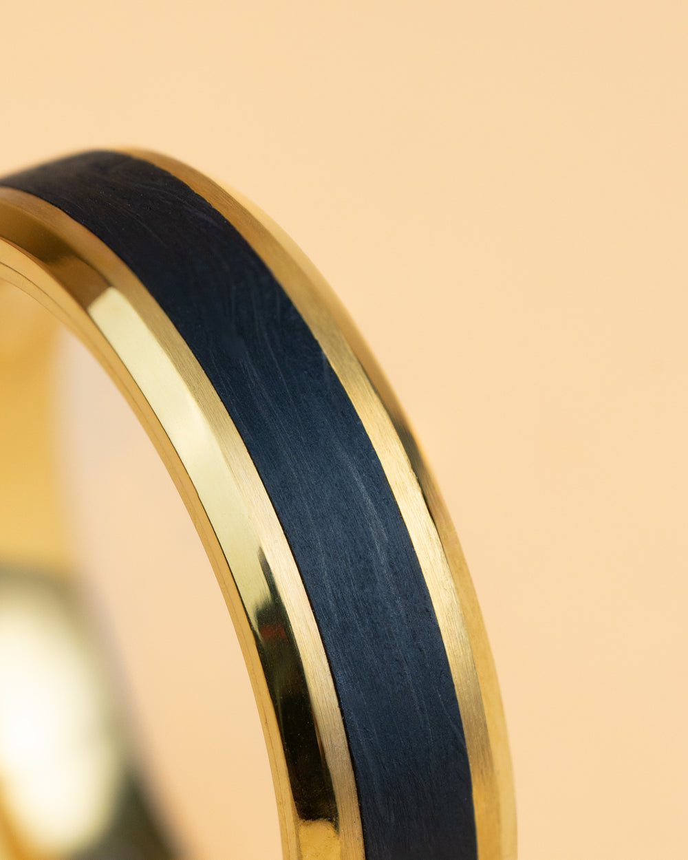 6 mm gouden titanium ring met gesmeed carbon