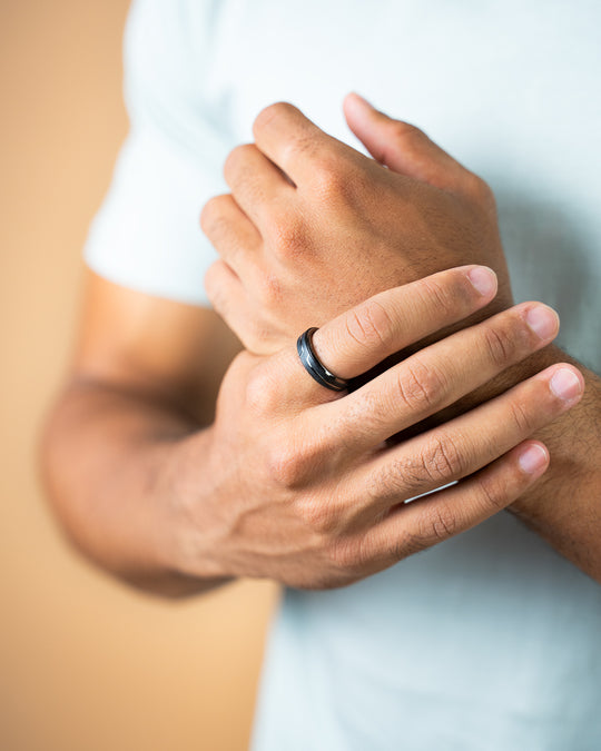 Bague en titane noir avec finition en carbone forgé