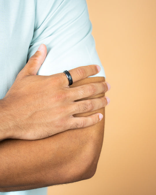 Bague en titane noir avec finition en carbone forgé