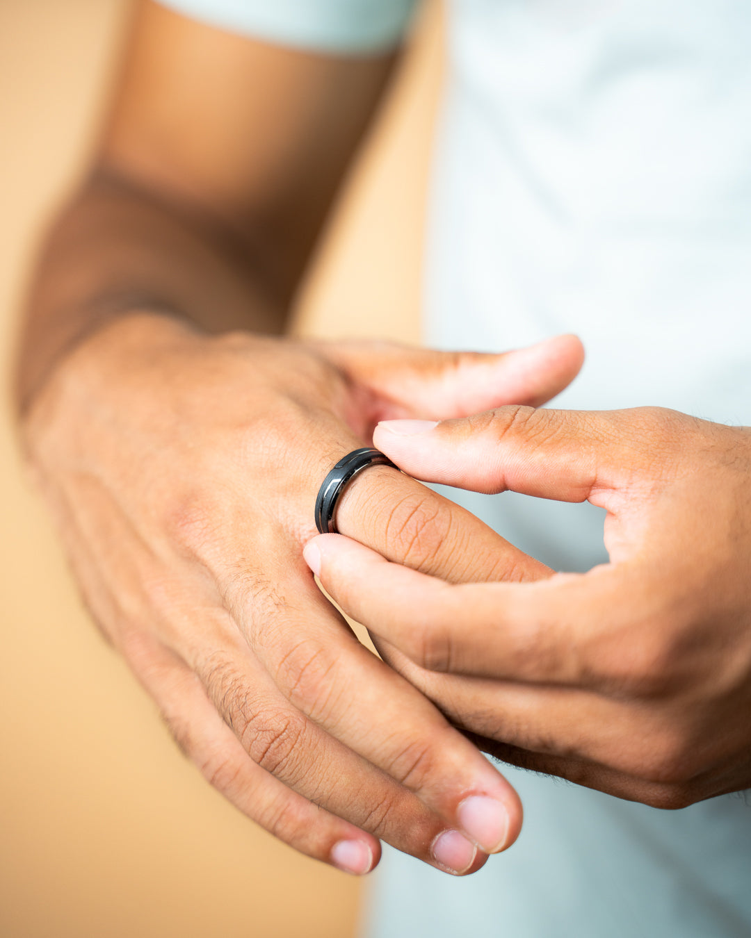 Bague en titane noir avec finition en carbone forgé