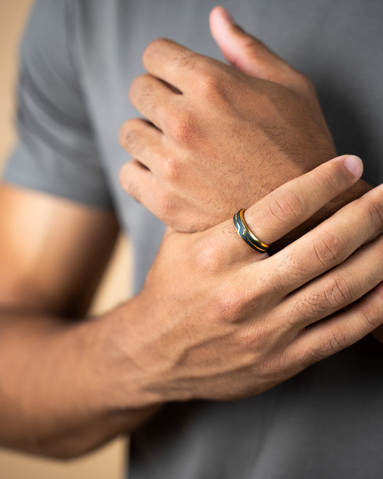 Bague en titane doré avec finition en carbone forgé