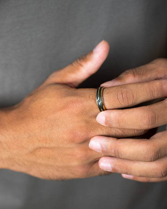 Bague en titane doré avec finition en carbone forgé