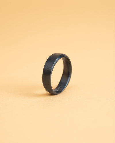 6mm Zwarte titanium ring met een twist