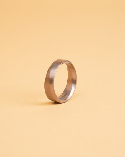 6mm Bronskleurige titanium ring met een twist