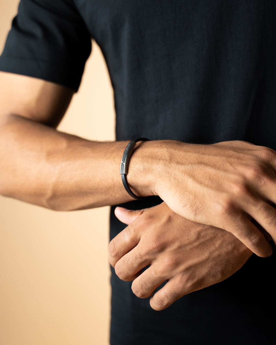 Leren armband afgewerkt met een zwart gesmeed koolstofelement