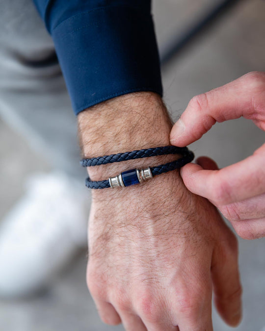 Bracelet en cuir rond tressé 5 mm avec une pierre Oeil de Tigre bleu